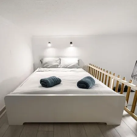 White Nature With Modern Design Apartamento *